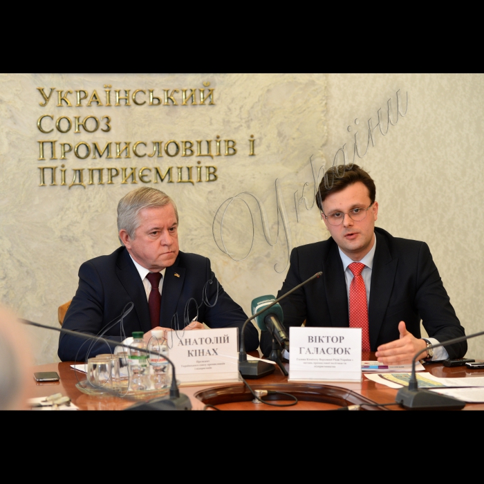 У залі засідань УСПП відбулась зустріч учасників Антикризової ради громадських організацій України, представників УСПП  з народними депутатами та головою Комітету Верховної Ради України  з питань промислової політики та підприємництва Віктором Галасюком. Питання: Зниження індексів промислової продукції та напрацювання пропозицій з виведення промислових сфер економіки з кризи. Буде презентовано затверджену Комітетом модель промислової політики, а також відбудеться обговорення нинішнього стану та проблем промисловості. Учасники: президент УСПП Анатолій Кінах, голова Комітету ВРУ з питань промислової політики та підприємництва Віктор Галасюк, народний депутат України Леонід Козаченко, гендиректор асоціації «Укртютюн» Валентина Хоменко, керівники профільних асоціацій, підприємств, експерти (вул. Хрещатик, 34, 3-й поверх (зал засідань УСПП).