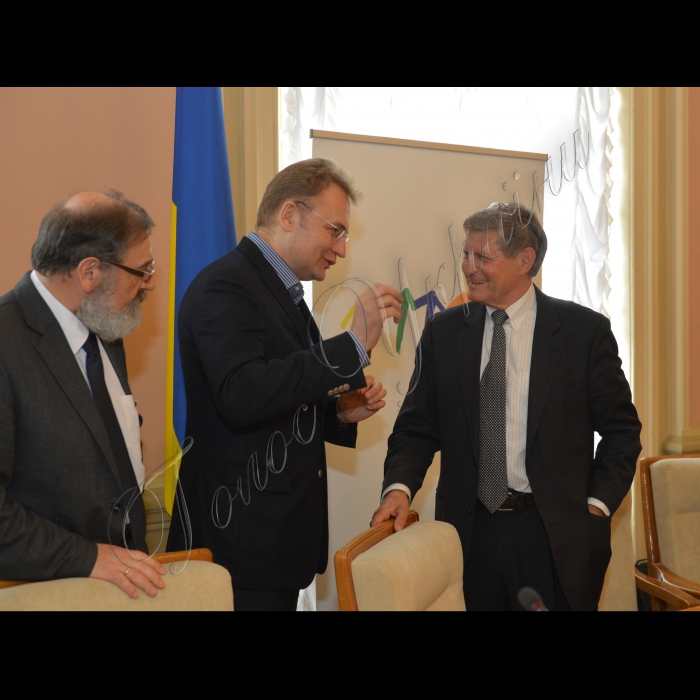 Київ. Відбулась зустріч депутатів Коаліції Верховної Ради України з колишнім віце-прем’єром, міністром фінансів та головою Національного Банку Польщі Лешеком Бальцеровичем. 
Міський голова Львова Андрій Садовий та колишній віце-прем’єр, міністр фінансів та голова Національного Банку Польщі Лешек Бальцерович.