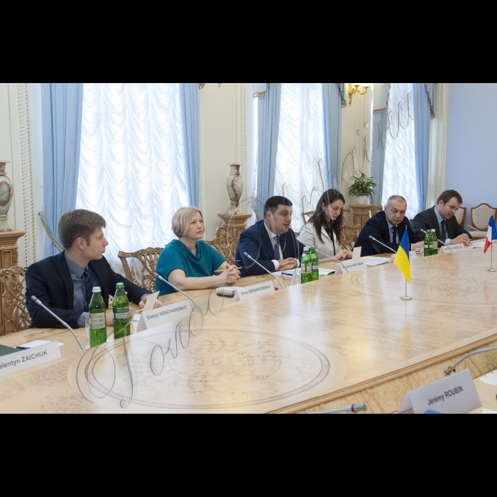 Зустріч Голови ВР України Володимира Гройсмана з керівником групи дружби з Україною Сенату Французької Республіки Ерве Мореєм.
(зліва направо) Олексій Гончаренко, Ірина Геращенко, Володимир Гройсман, Ганна Гопко, Мирослав Кошелюк (радник Голови ВР України) і Юрій Боденчук (радник Голови ВР України).
