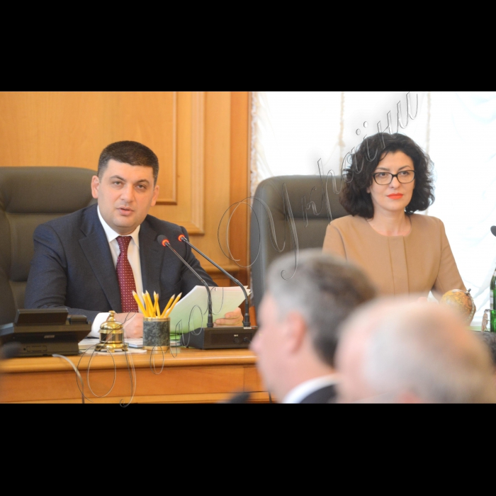 Погоджувальна рада у ВР.
Володимир Гройсман, Оксана Сироїд.