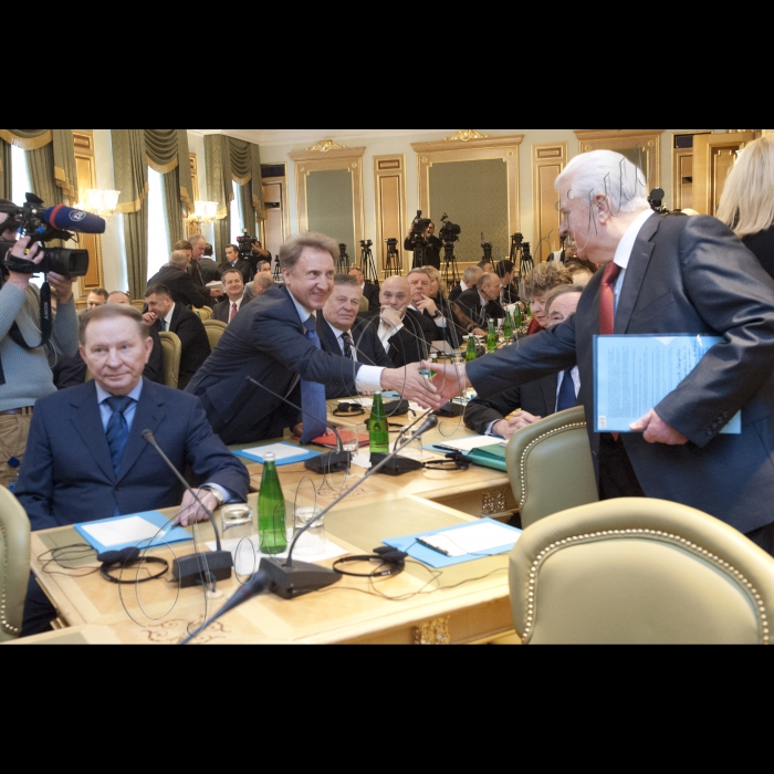 Голова ВР України Володимир Гройсман, Президент України Петро Порошенко, Прем’єр-міністр України Арсеній Яценюк взяли участь у першому засіданні Конституційної комісії. У засіданні також брали участь народні депутати України, представники Кабінету міністрів, президенти України попередніх років  (Леонід Кучма та Леонід Кравчук).
(на передньому плані) Президенти України Леонід Кучма і Леонід Кравчук.