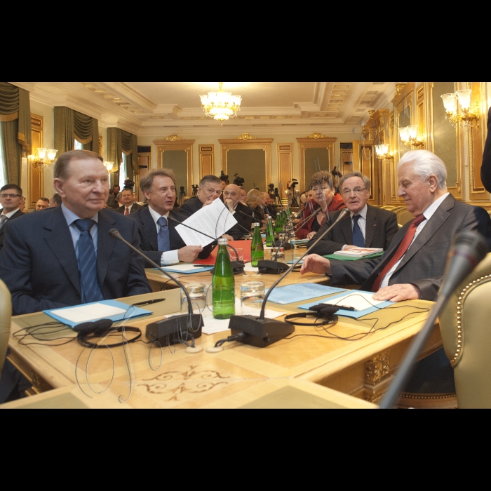 Голова ВР України Володимир Гройсман, Президент України Петро Порошенко, Прем’єр-міністр України Арсеній Яценюк взяли участь у першому засіданні Конституційної комісії. У засіданні також брали участь народні депутати України, представники Кабінету міністрів, президенти України попередніх років  (Леонід Кучма та Леонід Кравчук).
(на передньому плані) Президенти України Леонід Кучма і Леонід Кравчук.