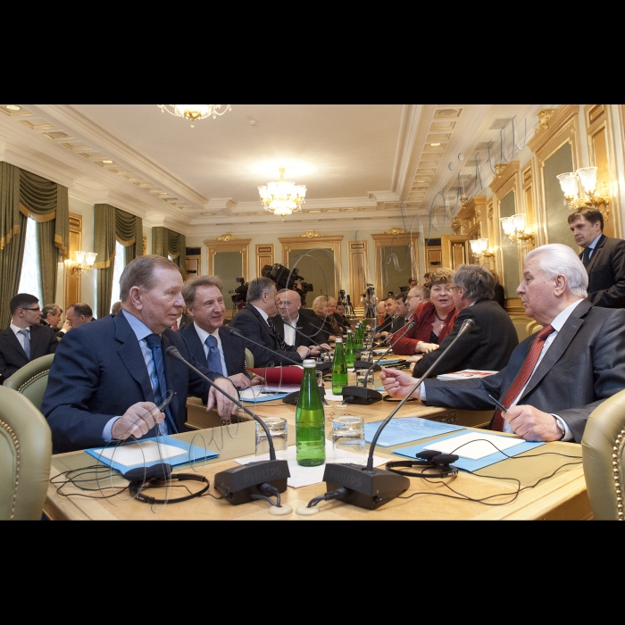 Голова ВР України Володимир Гройсман, Президент України Петро Порошенко, Прем’єр-міністр України Арсеній Яценюк взяли участь у першому засіданні Конституційної комісії. У засіданні також брали участь народні депутати України, представники Кабінету міністрів, президенти України попередніх років  (Леонід Кучма та Леонід Кравчук).
(на передньому плані) Президенти України Леонід Кучма і Леонід Кравчук.