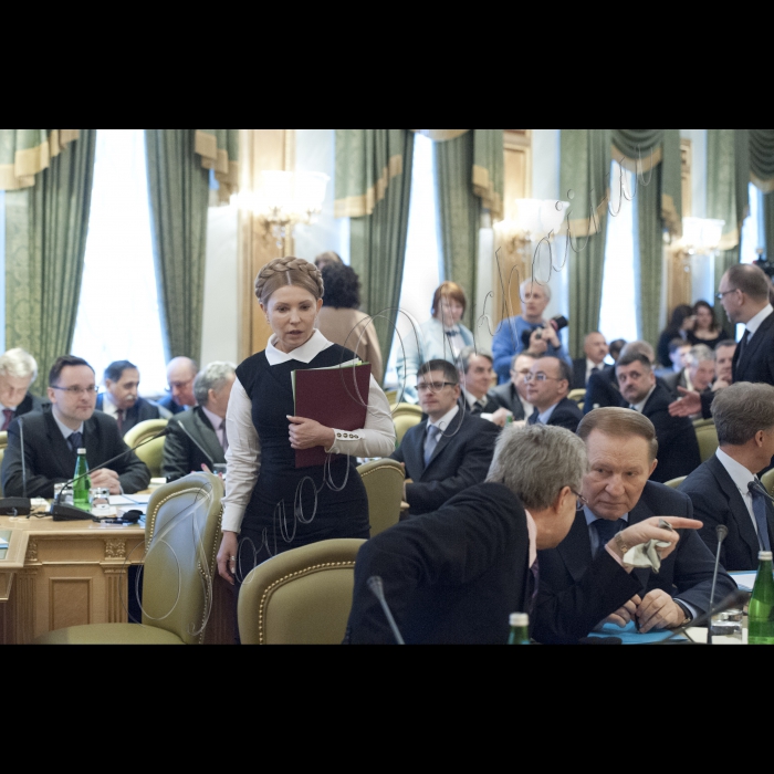 Голова ВР України Володимир Гройсман, Президент України Петро Порошенко, Прем’єр-міністр України Арсеній Яценюк взяли участь у першому засіданні Конституційної комісії. У засіданні також брали участь народні депутати України, представники Кабінету міністрів, президенти України попередніх років  (Леонід Кучма та Леонід Кравчук).
Юлія Тимошенко.