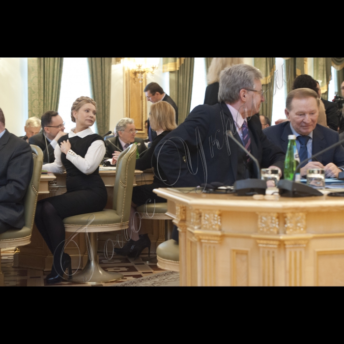 Голова ВР України Володимир Гройсман, Президент України Петро Порошенко, Прем’єр-міністр України Арсеній Яценюк взяли участь у першому засіданні Конституційної комісії. У засіданні також брали участь народні депутати України, представники Кабінету міністрів, президенти України попередніх років  (Леонід Кучма та Леонід Кравчук).
Юлія Тимошенко.