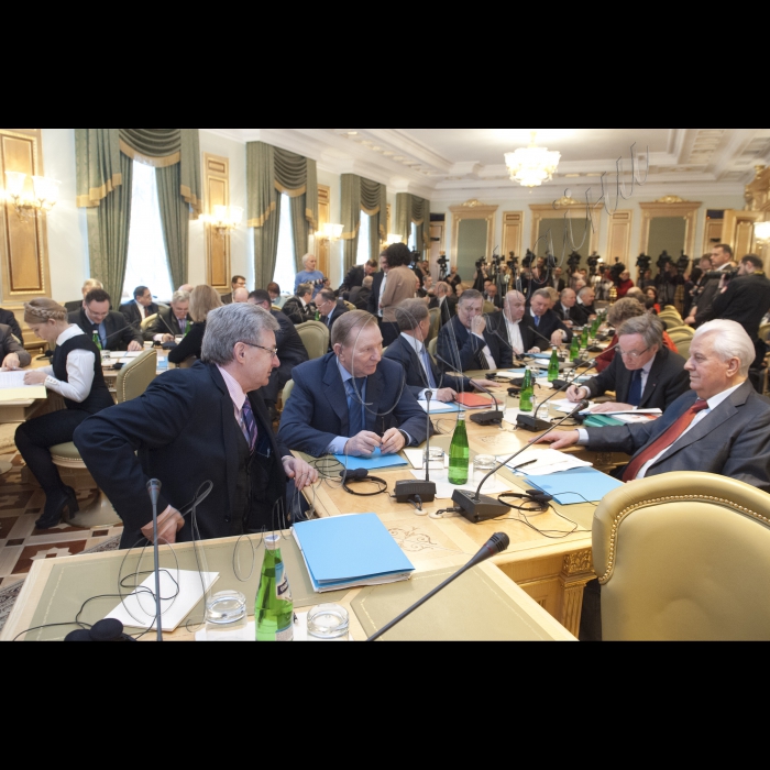 Голова ВР України Володимир Гройсман, Президент України Петро Порошенко, Прем’єр-міністр України Арсеній Яценюк взяли участь у першому засіданні Конституційної комісії. У засіданні також брали участь народні депутати України, представники Кабінету міністрів, президенти України попередніх років  (Леонід Кучма та Леонід Кравчук).