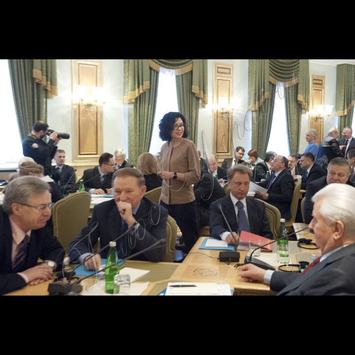 Голова ВР України Володимир Гройсман, Президент України Петро Порошенко, Прем’єр-міністр України Арсеній Яценюк взяли участь у першому засіданні Конституційної комісії. У засіданні також брали участь народні депутати України, представники Кабінету міністрів, президенти України попередніх років  (Леонід Кучма та Леонід Кравчук).