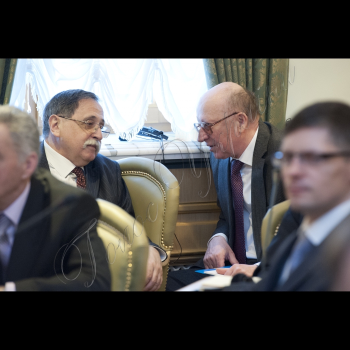 Голова ВР України Володимир Гройсман, Президент України Петро Порошенко, Прем’єр-міністр України Арсеній Яценюк взяли участь у першому засіданні Конституційної комісії. У засіданні також брали участь народні депутати України, представники Кабінету міністрів, президенти України попередніх років  (Леонід Кучма та Леонід Кравчук).
Юрій Ключковський, заступник Керівника Апарату - керівник Головного юридичного управління Михайло Теплюк.