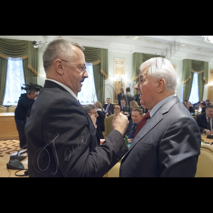 Голова ВР України Володимир Гройсман, Президент України Петро Порошенко, Прем’єр-міністр України Арсеній Яценюк взяли участь у першому засіданні Конституційної комісії. У засіданні також брали участь народні депутати України, представники Кабінету міністрів, президенти України попередніх років  (Леонід Кучма та Леонід Кравчук).
Сергій Головатий, Леонід Кравчук.