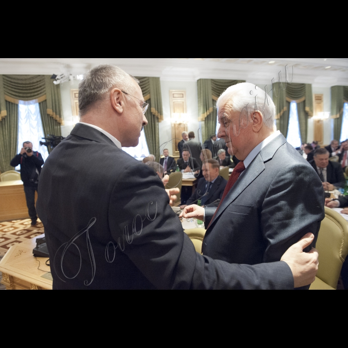Голова ВР України Володимир Гройсман, Президент України Петро Порошенко, Прем’єр-міністр України Арсеній Яценюк взяли участь у першому засіданні Конституційної комісії. У засіданні також брали участь народні депутати України, представники Кабінету міністрів, президенти України попередніх років  (Леонід Кучма та Леонід Кравчук).
Сергій Головатий, Леонід Кравчук.