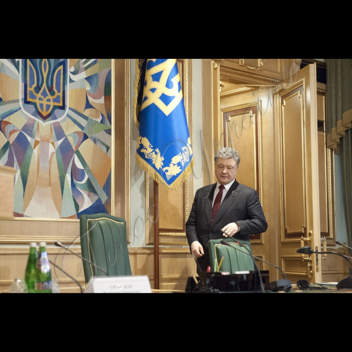 Голова ВР України Володимир Гройсман, Президент України Петро Порошенко, Прем’єр-міністр України Арсеній Яценюк взяли участь у першому засіданні Конституційної комісії. У засіданні також брали участь народні депутати України, представники Кабінету міністрів, президенти України попередніх років  (Леонід Кучма та Леонід Кравчук).