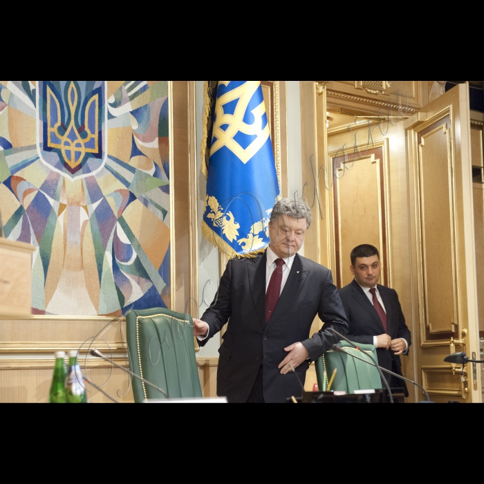 Голова ВР України Володимир Гройсман, Президент України Петро Порошенко, Прем’єр-міністр України Арсеній Яценюк взяли участь у першому засіданні Конституційної комісії. У засіданні також брали участь народні депутати України, представники Кабінету міністрів, президенти України попередніх років  (Леонід Кучма та Леонід Кравчук).