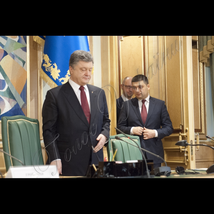 Голова ВР України Володимир Гройсман, Президент України Петро Порошенко, Прем’єр-міністр України Арсеній Яценюк взяли участь у першому засіданні Конституційної комісії. У засіданні також брали участь народні депутати України, представники Кабінету міністрів, президенти України попередніх років  (Леонід Кучма та Леонід Кравчук).