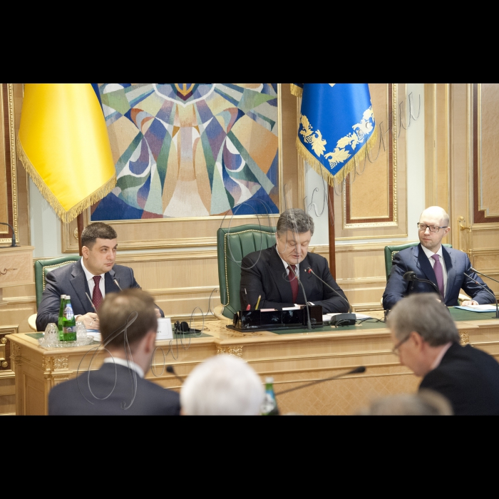 Голова ВР України Володимир Гройсман, Президент України Петро Порошенко, Прем’єр-міністр України Арсеній Яценюк взяли участь у першому засіданні Конституційної комісії. У засіданні також брали участь народні депутати України, представники Кабінету міністрів, президенти України попередніх років  (Леонід Кучма та Леонід Кравчук).
