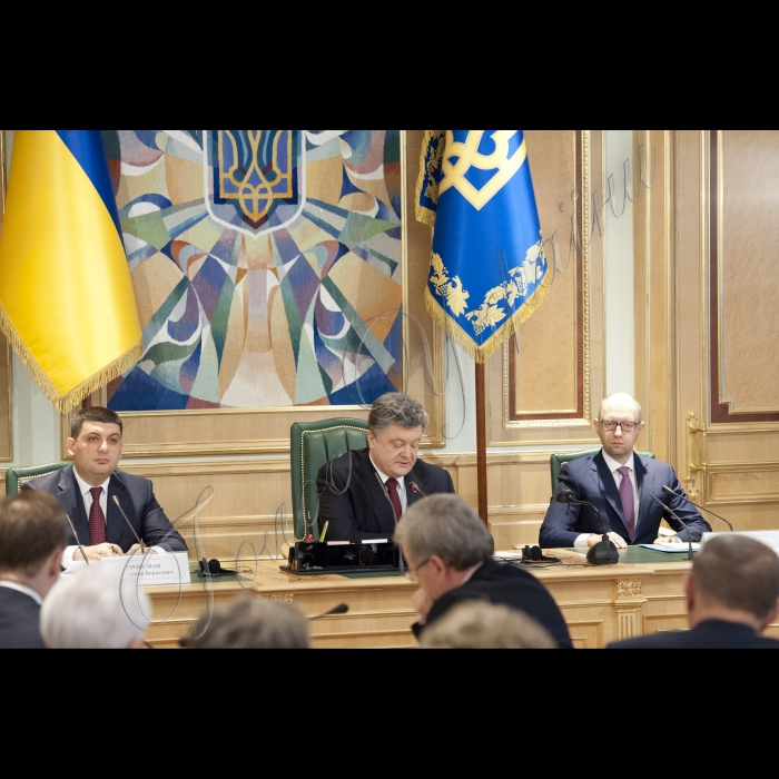 Голова ВР України Володимир Гройсман, Президент України Петро Порошенко, Прем’єр-міністр України Арсеній Яценюк взяли участь у першому засіданні Конституційної комісії. У засіданні також брали участь народні депутати України, представники Кабінету міністрів, президенти України попередніх років  (Леонід Кучма та Леонід Кравчук).