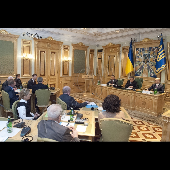 Голова ВР України Володимир Гройсман, Президент України Петро Порошенко, Прем’єр-міністр України Арсеній Яценюк взяли участь у першому засіданні Конституційної комісії. У засіданні також брали участь народні депутати України, представники Кабінету міністрів, президенти України попередніх років  (Леонід Кучма та Леонід Кравчук).