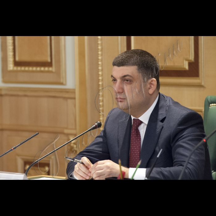 Голова ВР України Володимир Гройсман, Президент України Петро Порошенко, Прем’єр-міністр України Арсеній Яценюк взяли участь у першому засіданні Конституційної комісії. У засіданні також брали участь народні депутати України, представники Кабінету міністрів, президенти України попередніх років  (Леонід Кучма та Леонід Кравчук).