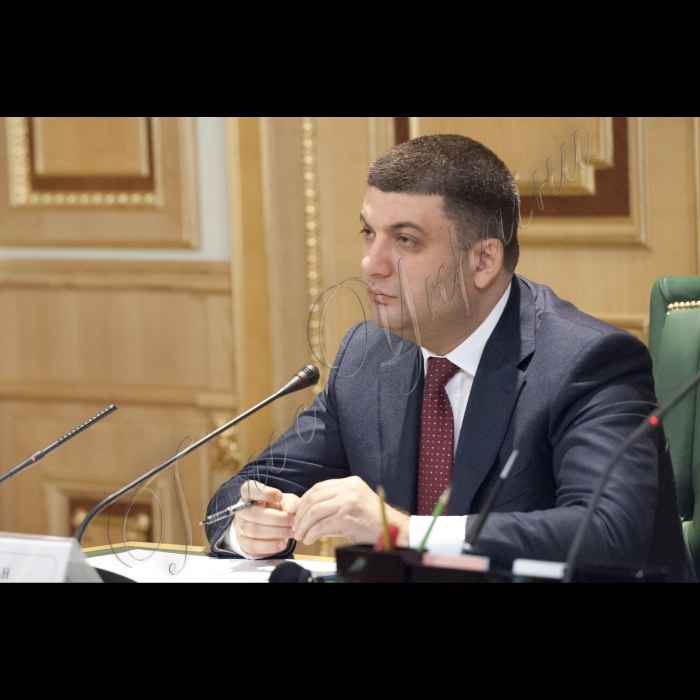 Голова ВР України Володимир Гройсман, Президент України Петро Порошенко, Прем’єр-міністр України Арсеній Яценюк взяли участь у першому засіданні Конституційної комісії. У засіданні також брали участь народні депутати України, представники Кабінету міністрів, президенти України попередніх років  (Леонід Кучма та Леонід Кравчук).