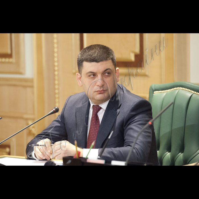 Голова ВР України Володимир Гройсман, Президент України Петро Порошенко, Прем’єр-міністр України Арсеній Яценюк взяли участь у першому засіданні Конституційної комісії. У засіданні також брали участь народні депутати України, представники Кабінету міністрів, президенти України попередніх років  (Леонід Кучма та Леонід Кравчук).