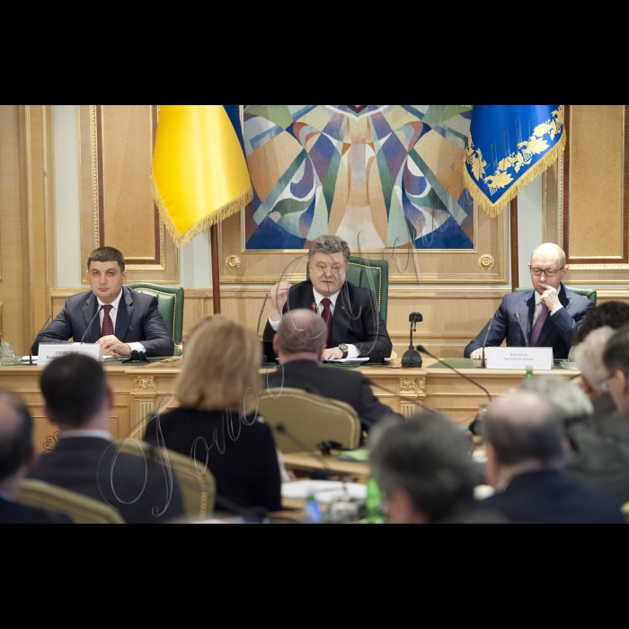 Голова ВР України Володимир Гройсман, Президент України Петро Порошенко, Прем’єр-міністр України Арсеній Яценюк взяли участь у першому засіданні Конституційної комісії. У засіданні також брали участь народні депутати України, представники Кабінету міністрів, президенти України попередніх років  (Леонід Кучма та Леонід Кравчук).