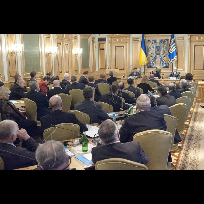 Голова ВР України Володимир Гройсман, Президент України Петро Порошенко, Прем’єр-міністр України Арсеній Яценюк взяли участь у першому засіданні Конституційної комісії. У засіданні також брали участь народні депутати України, представники Кабінету міністрів, президенти України попередніх років  (Леонід Кучма та Леонід Кравчук).