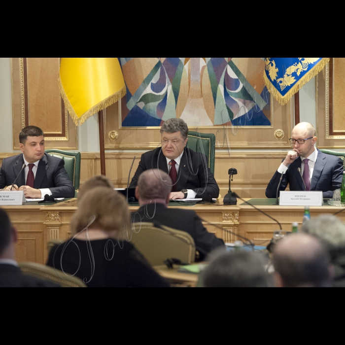 Голова ВР України Володимир Гройсман, Президент України Петро Порошенко, Прем’єр-міністр України Арсеній Яценюк взяли участь у першому засіданні Конституційної комісії. У засіданні також брали участь народні депутати України, представники Кабінету міністрів, президенти України попередніх років  (Леонід Кучма та Леонід Кравчук).