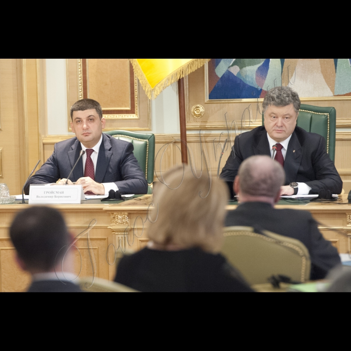 Голова ВР України Володимир Гройсман, Президент України Петро Порошенко, Прем’єр-міністр України Арсеній Яценюк взяли участь у першому засіданні Конституційної комісії. У засіданні також брали участь народні депутати України, представники Кабінету міністрів, президенти України попередніх років  (Леонід Кучма та Леонід Кравчук).