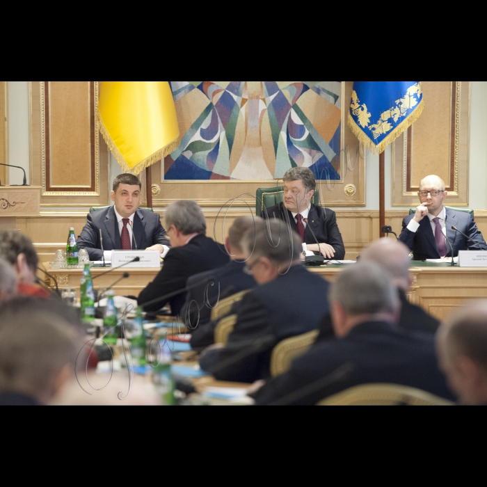 Голова ВР України Володимир Гройсман, Президент України Петро Порошенко, Прем’єр-міністр України Арсеній Яценюк взяли участь у першому засіданні Конституційної комісії. У засіданні також брали участь народні депутати України, представники Кабінету міністрів, президенти України попередніх років  (Леонід Кучма та Леонід Кравчук).