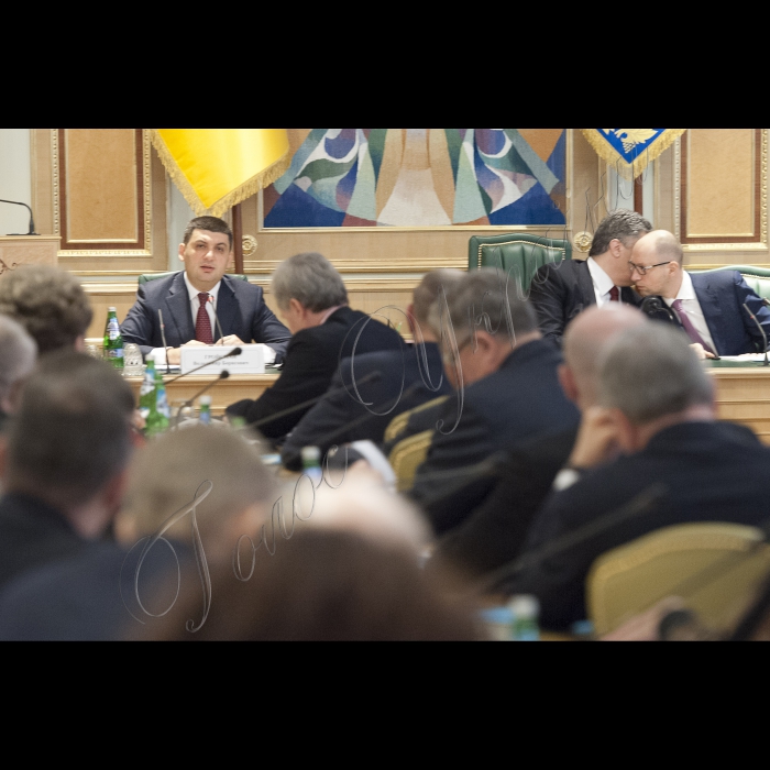 Голова ВР України Володимир Гройсман, Президент України Петро Порошенко, Прем’єр-міністр України Арсеній Яценюк взяли участь у першому засіданні Конституційної комісії. У засіданні також брали участь народні депутати України, представники Кабінету міністрів, президенти України попередніх років  (Леонід Кучма та Леонід Кравчук).