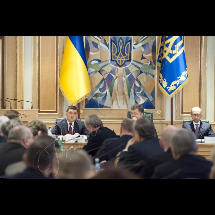 Голова ВР України Володимир Гройсман, Президент України Петро Порошенко, Прем’єр-міністр України Арсеній Яценюк взяли участь у першому засіданні Конституційної комісії. У засіданні також брали участь народні депутати України, представники Кабінету міністрів, президенти України попередніх років  (Леонід Кучма та Леонід Кравчук).