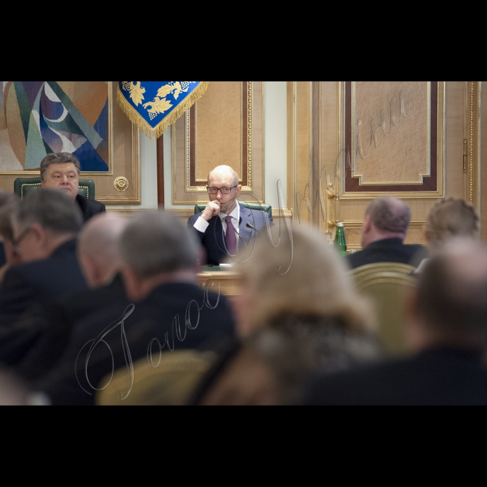 Голова ВР України Володимир Гройсман, Президент України Петро Порошенко, Прем’єр-міністр України Арсеній Яценюк взяли участь у першому засіданні Конституційної комісії. У засіданні також брали участь народні депутати України, представники Кабінету міністрів, президенти України попередніх років  (Леонід Кучма та Леонід Кравчук).