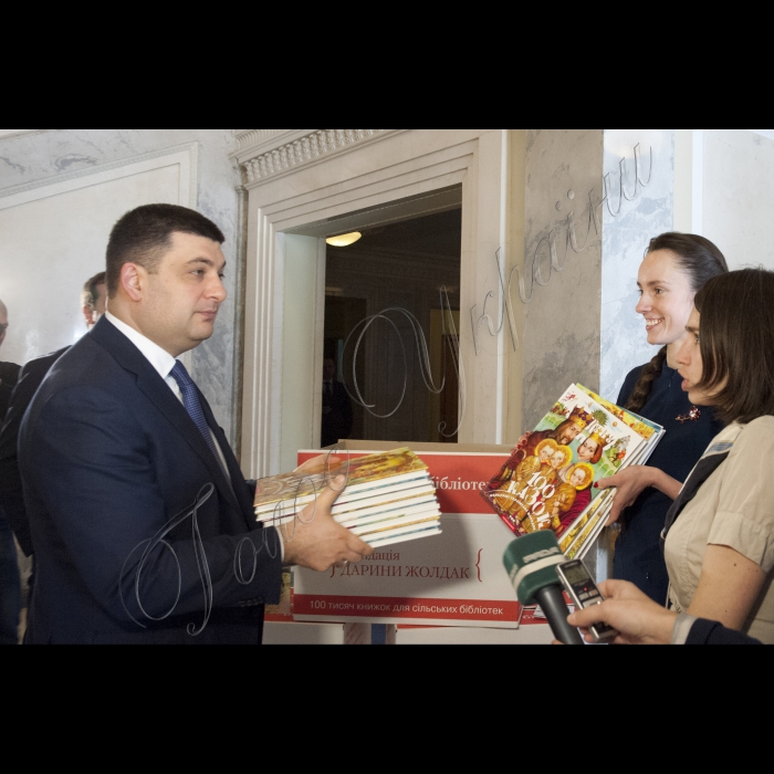 У рамках проекту «100 тисяч книжок для сільських бібліотек», ініційований «Фундацією Дарини Жолдак», Голова Верховної Ради України Володимир Гройсман передав 4 комплекти збірки «100 казок України» представниці організаторів акції Олені Кривенко (Благодійний Фонд «Коло»).