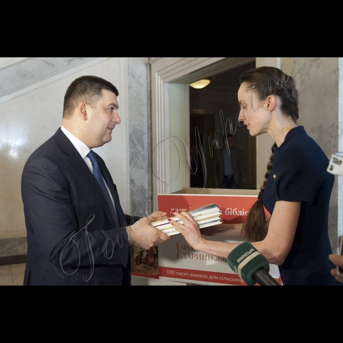У рамках проекту «100 тисяч книжок для сільських бібліотек», ініційований «Фундацією Дарини Жолдак», Голова Верховної Ради України Володимир Гройсман передав 4 комплекти збірки «100 казок України» представниці організаторів акції Олені Кривенко (Благодійний Фонд «Коло»).
