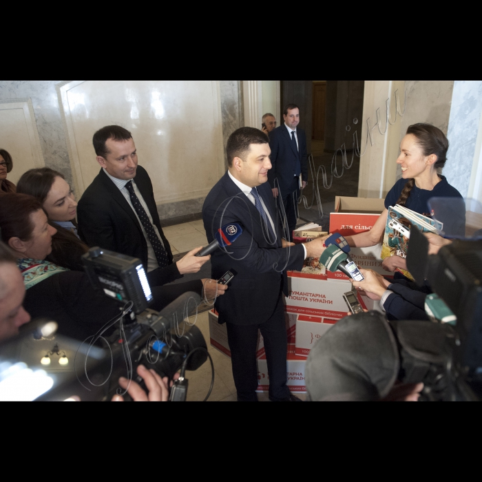 У рамках проекту «100 тисяч книжок для сільських бібліотек», ініційований «Фундацією Дарини Жолдак», Голова Верховної Ради України Володимир Гройсман передав 4 комплекти збірки «100 казок України» представниці організаторів акції Олені Кривенко (Благодійний Фонд «Коло»).