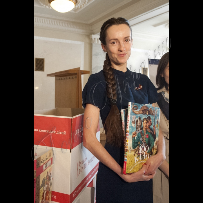 У рамках проекту «100 тисяч книжок для сільських бібліотек», ініційований «Фундацією Дарини Жолдак», Голова Верховної Ради України Володимир Гройсман передав 4 комплекти збірки «100 казок України» представниці організаторів акції Олені Кривенко (Благодійний Фонд «Коло»).