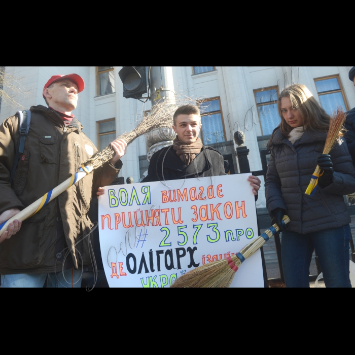 Біля Верховної Ради України відбулася акція «Чистий Четвер», під час якої  активісти вручали народним депутатам мітли, щоб вони очистили Парламент та владу від олігархів (на розі вулиць Грушевського та Шовковичної).