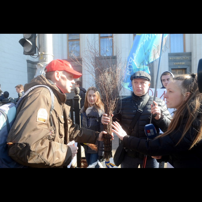 Біля Верховної Ради України відбулася акція «Чистий Четвер», під час якої  активісти вручали народним депутатам мітли, щоб вони очистили Парламент та владу від олігархів (на розі вулиць Грушевського та Шовковичної).