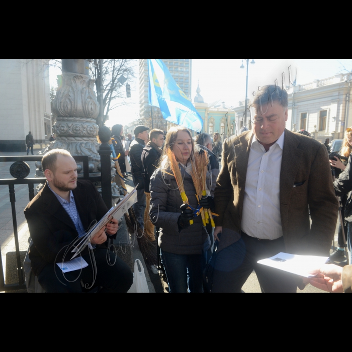 Біля Верховної Ради України відбулася акція «Чистий Четвер», під час якої  активісти вручали народним депутатам мітли, щоб вони очистили Парламент та владу від олігархів (на розі вулиць Грушевського та Шовковичної).