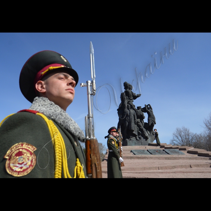 В Києві на території Національного історико-меморіального заповідника «Бабин Яр» відбувся Ритуал Пам’яті з нагоди відзначення Міжнародного Дня визволення в’язнів фашистських концтаборів.  Учасники заходу покладуть квіти до Пам’ятного знаку «Пам’ять заради майбутнього», Меморіалу пам’яті загиблих у Бабиному Яру, пам’ятника загиблим у колишньому концтаборі «Сирецький».