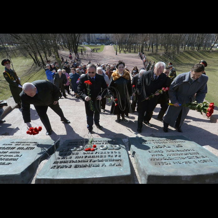 В Києві на території Національного історико-меморіального заповідника «Бабин Яр» відбувся Ритуал Пам’яті з нагоди відзначення Міжнародного Дня визволення в’язнів фашистських концтаборів.  Учасники заходу покладуть квіти до Пам’ятного знаку «Пам’ять заради майбутнього», Меморіалу пам’яті загиблих у Бабиному Яру, пам’ятника загиблим у колишньому концтаборі «Сирецький».