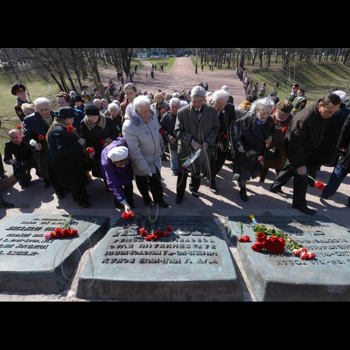 В Києві на території Національного історико-меморіального заповідника «Бабин Яр» відбувся Ритуал Пам’яті з нагоди відзначення Міжнародного Дня визволення в’язнів фашистських концтаборів.  Учасники заходу покладуть квіти до Пам’ятного знаку «Пам’ять заради майбутнього», Меморіалу пам’яті загиблих у Бабиному Яру, пам’ятника загиблим у колишньому концтаборі «Сирецький».