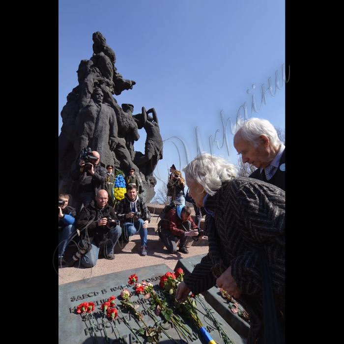В Києві на території Національного історико-меморіального заповідника «Бабин Яр» відбувся Ритуал Пам’яті з нагоди відзначення Міжнародного Дня визволення в’язнів фашистських концтаборів.  Учасники заходу покладуть квіти до Пам’ятного знаку «Пам’ять заради майбутнього», Меморіалу пам’яті загиблих у Бабиному Яру, пам’ятника загиблим у колишньому концтаборі «Сирецький».