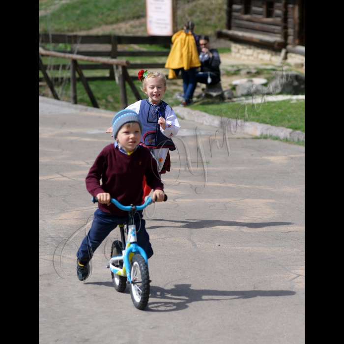 У Національному музеї народної архітектури та побуту України.