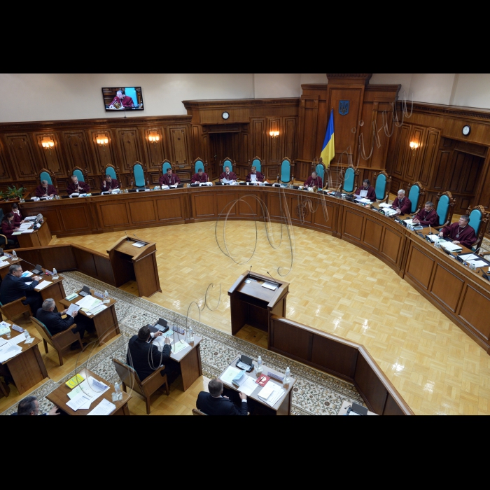 Конституційний Суд України у формі усного слухання почав розгляд справи за двома конституційними поданнями Верховного Суду України та конституційним поданням 47 народних депутатів України щодо відповідності Конституції України (конституційності) окремих положень Закону України