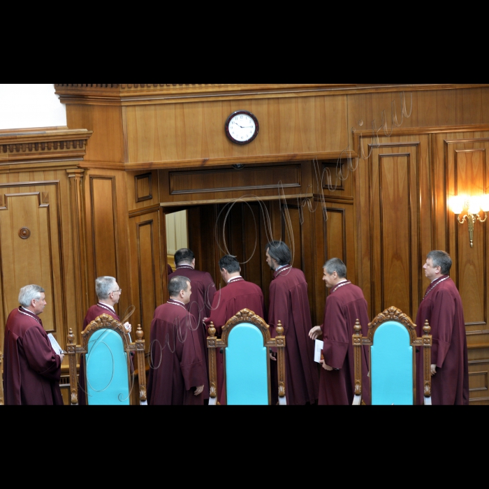 Конституційний Суд України у формі усного слухання почав розгляд справи за двома конституційними поданнями Верховного Суду України та конституційним поданням 47 народних депутатів України щодо відповідності Конституції України (конституційності) окремих положень Закону України