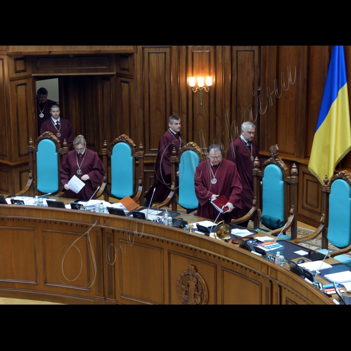Конституційний Суд України у формі усного слухання почав розгляд справи за двома конституційними поданнями Верховного Суду України та конституційним поданням 47 народних депутатів України щодо відповідності Конституції України (конституційності) окремих положень Закону України