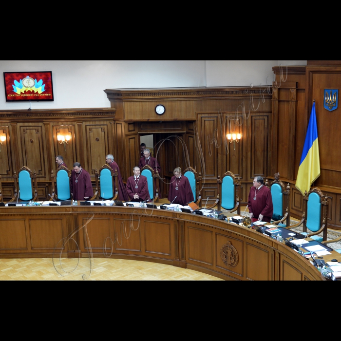 Конституційний Суд України у формі усного слухання почав розгляд справи за двома конституційними поданнями Верховного Суду України та конституційним поданням 47 народних депутатів України щодо відповідності Конституції України (конституційності) окремих положень Закону України
