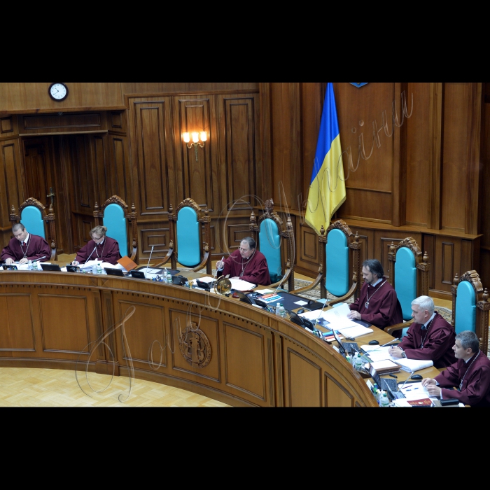 Конституційний Суд України у формі усного слухання почав розгляд справи за двома конституційними поданнями Верховного Суду України та конституційним поданням 47 народних депутатів України щодо відповідності Конституції України (конституційності) окремих положень Закону України