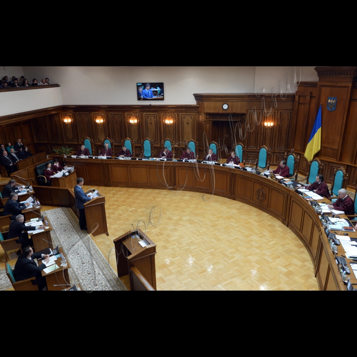 Конституційний Суд України у формі усного слухання почав розгляд справи за двома конституційними поданнями Верховного Суду України та конституційним поданням 47 народних депутатів України щодо відповідності Конституції України (конституційності) окремих положень Закону України