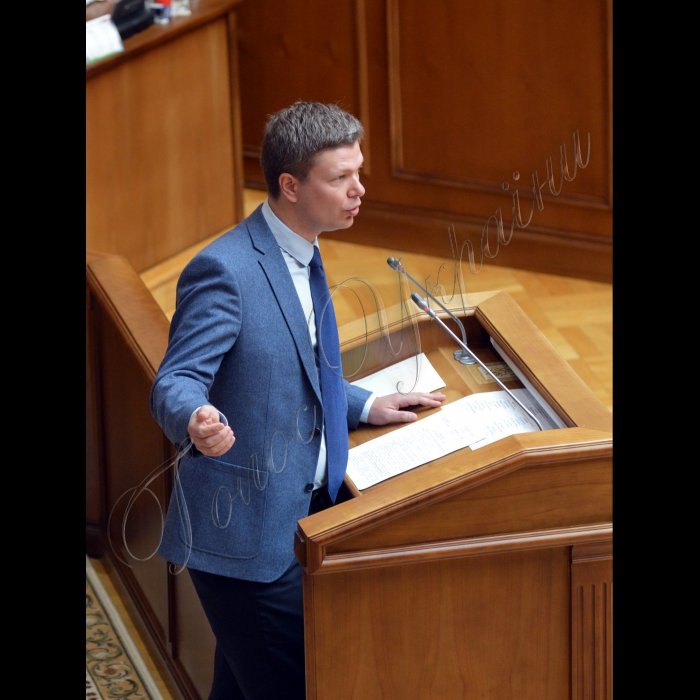 Конституційний Суд України у формі усного слухання почав розгляд справи за двома конституційними поданнями Верховного Суду України та конституційним поданням 47 народних депутатів України щодо відповідності Конституції України (конституційності) окремих положень Закону України